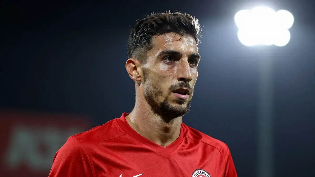 Antalyaspor, 1. Lig'de Sivasspor'u 21 yıl sonra ADO Antalya Stadyumu'nda karşıladı, maç 20:00'de başladı ve iki takımın...