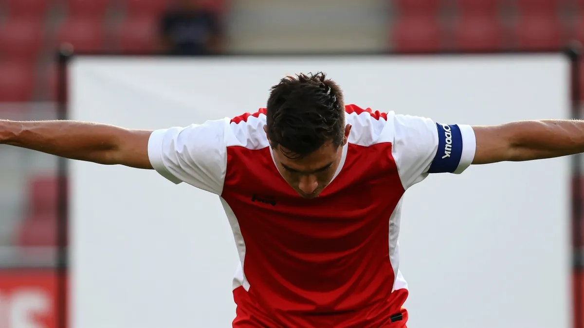 Antalyaspor, Göztepe'ye karşı attığı 18. Dakikadaki golü Josef Sural'a adadı ve forma açıp saygı gösterdi
