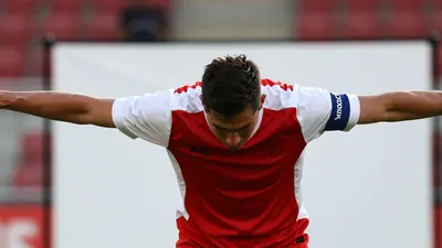 Antalyaspor, Göztepe'ye karşı attığı 18. Dakikadaki golü Josef Sural'a adadı ve forma açıp saygı gösterdi